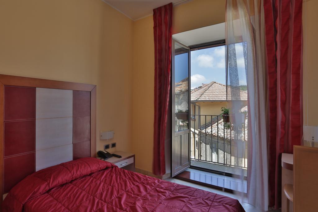 Hotel Conte Ruggero Serra San Bruno Bilik gambar